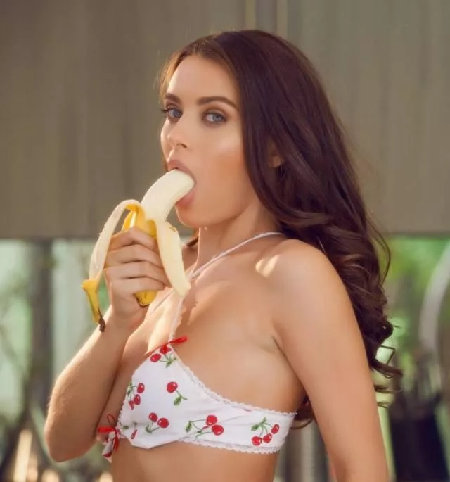 Lana Eating A Banana Nudes Lanarhoades Nude Pics Org