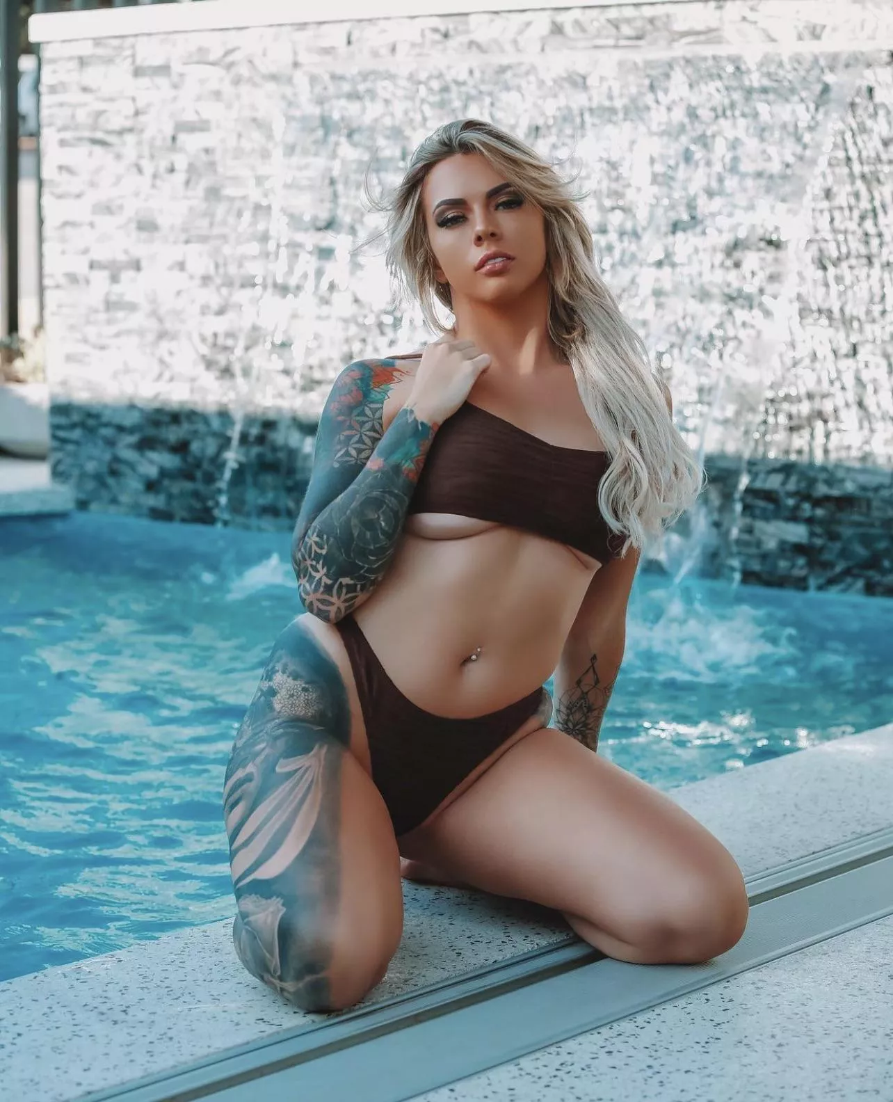 Pool side 😏