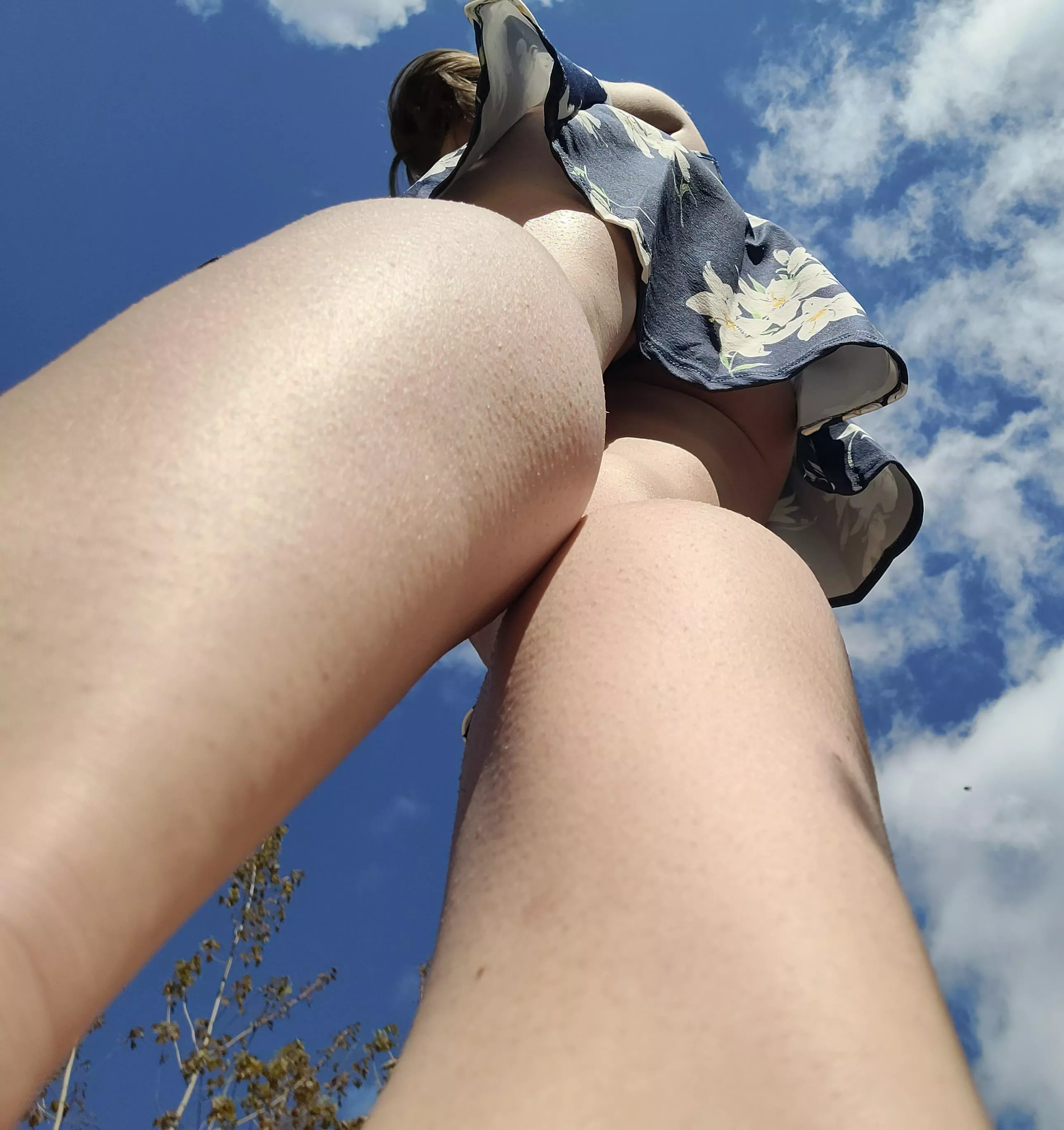 Legs under sky 😘