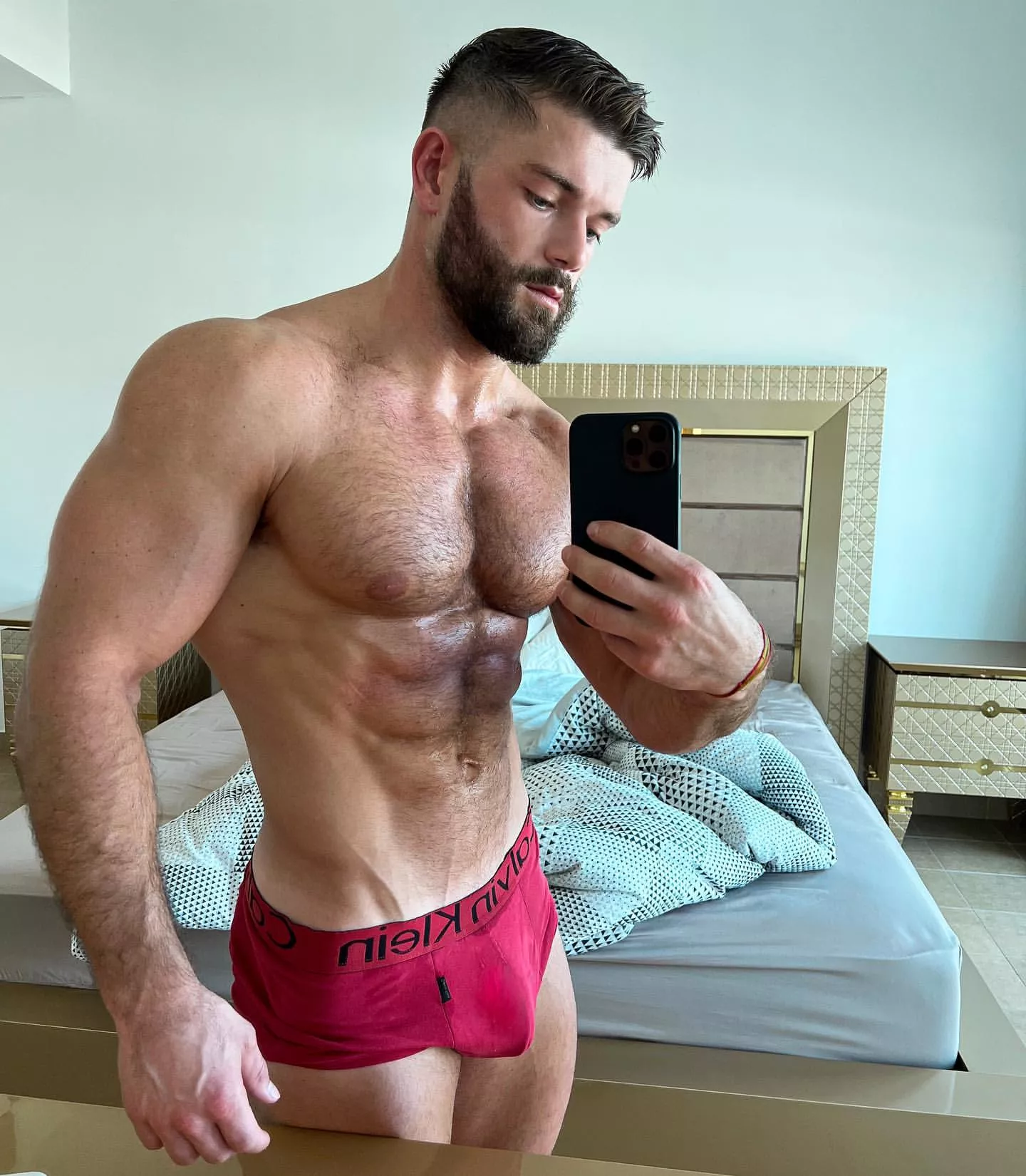 Hey ladyboners 👋