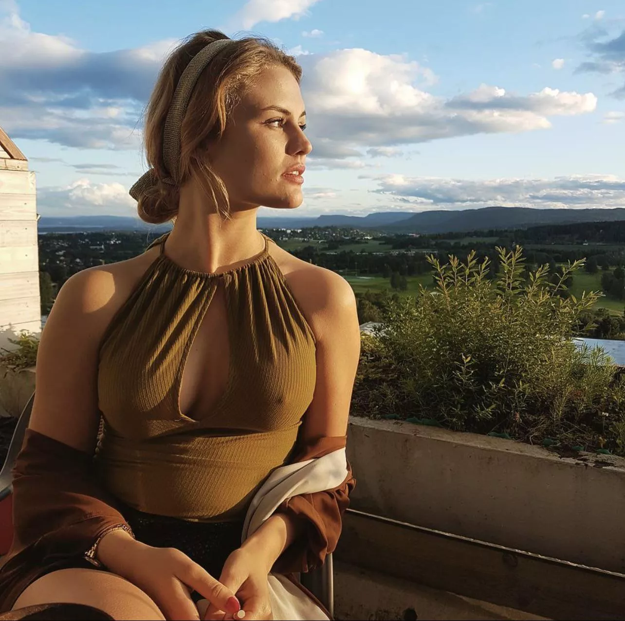 gorgeous blonde iutr