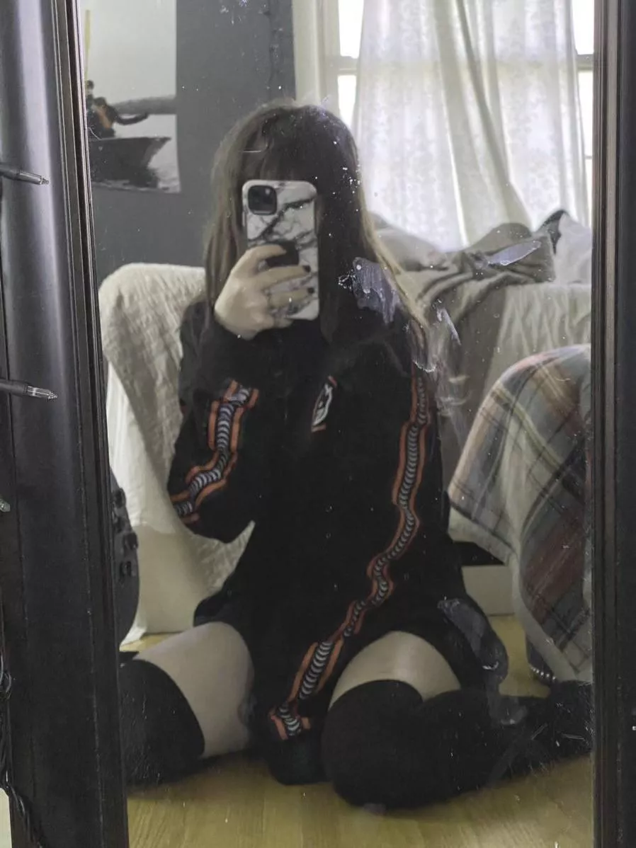 I feel really cute wearing my thighhighs!!